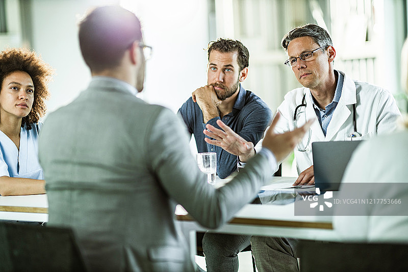医疗专家和商人在办公室举行会议图片素材