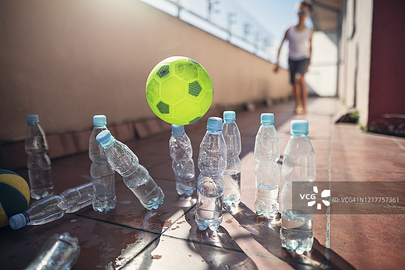 孩子们在阳台上临时玩保龄球图片素材