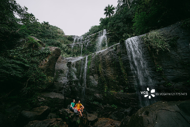 家人在西表岛瀑布休息（日本）图片素材