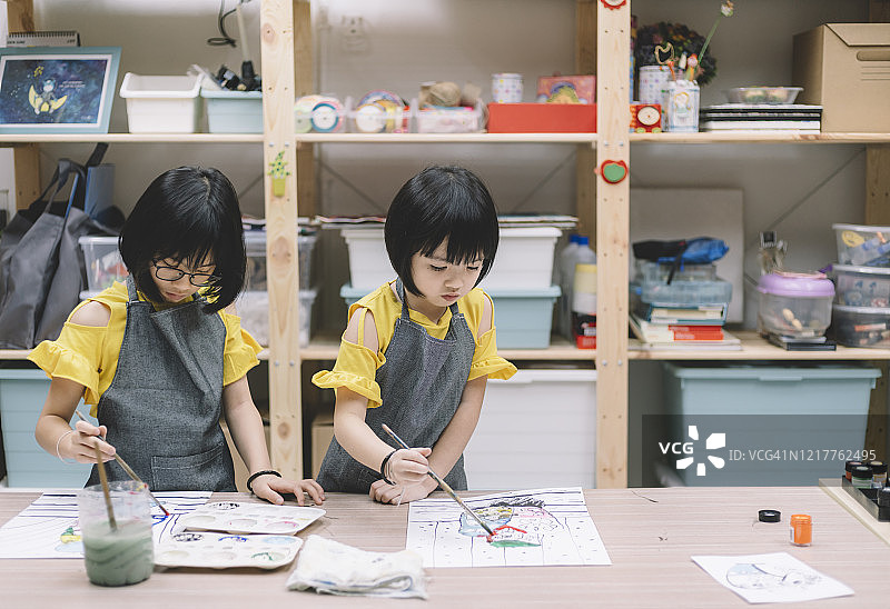 年轻的亚洲女学生在艺术课堂上学画画图片素材