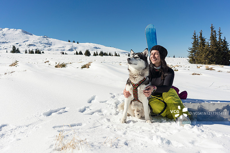 西伯利亚哈士奇和主人的肖像图片素材