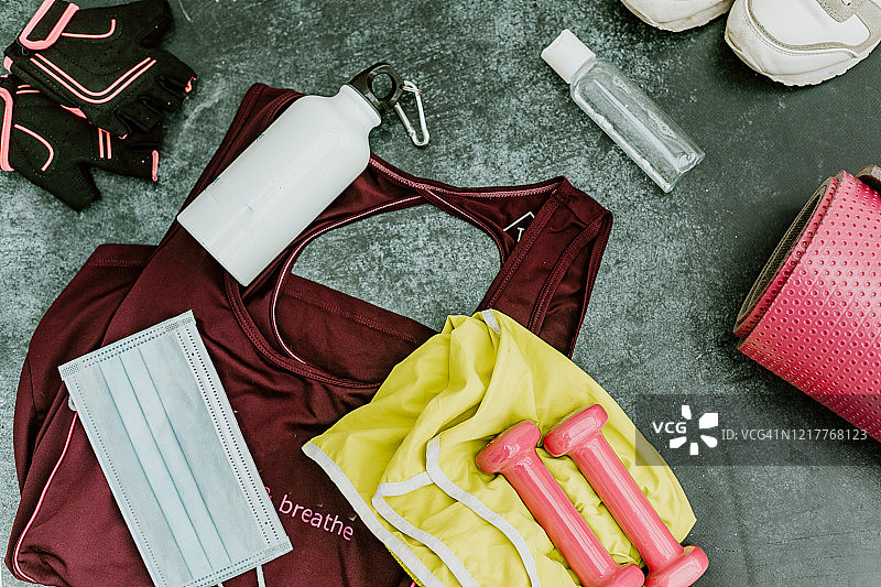 带有面罩和消毒剂的运动与健身器材图片素材