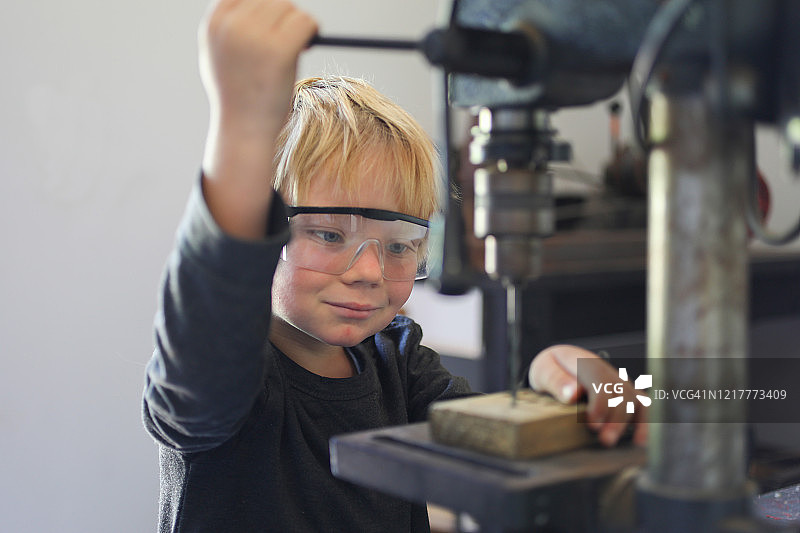 使用木工工具的男孩图片素材