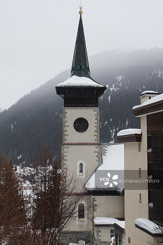 瑞士达沃斯：圣玛丽教堂塔楼雪景图片素材