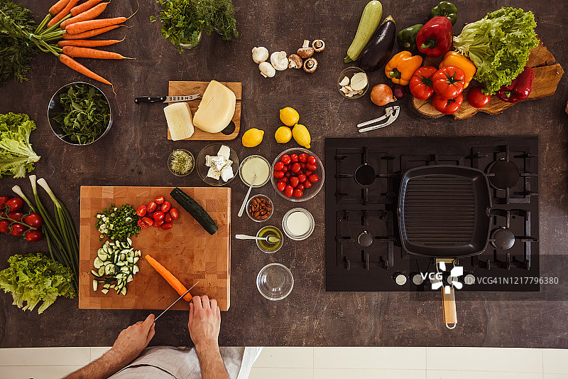 男人切蔬菜做沙拉图片素材