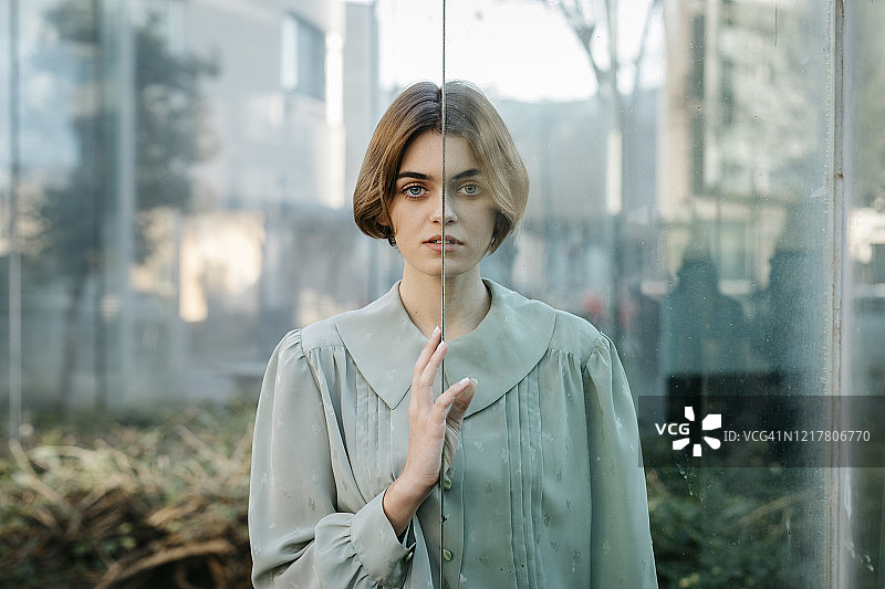 脸靠在玻璃窗上的女人图片素材