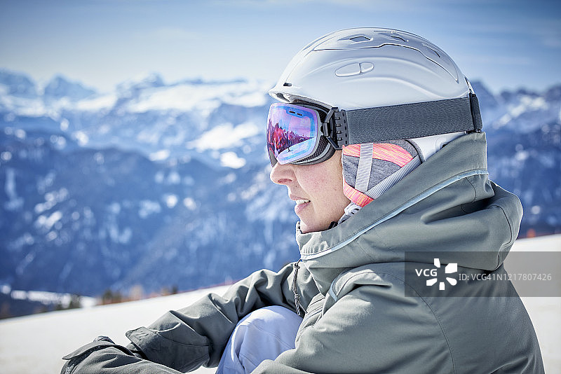欣赏远处风景的微笑女人肖像图片素材