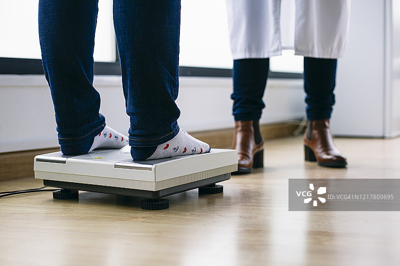 医疗秤上的女人特写图片素材