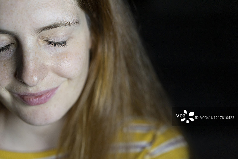 闭着眼睛的年轻女人特写图片素材