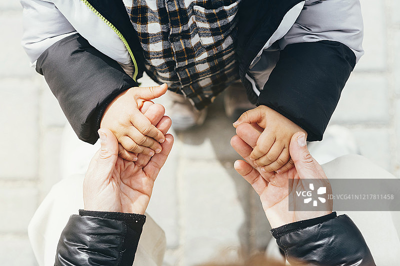 母亲和儿子手牵着手，俯视图图片素材