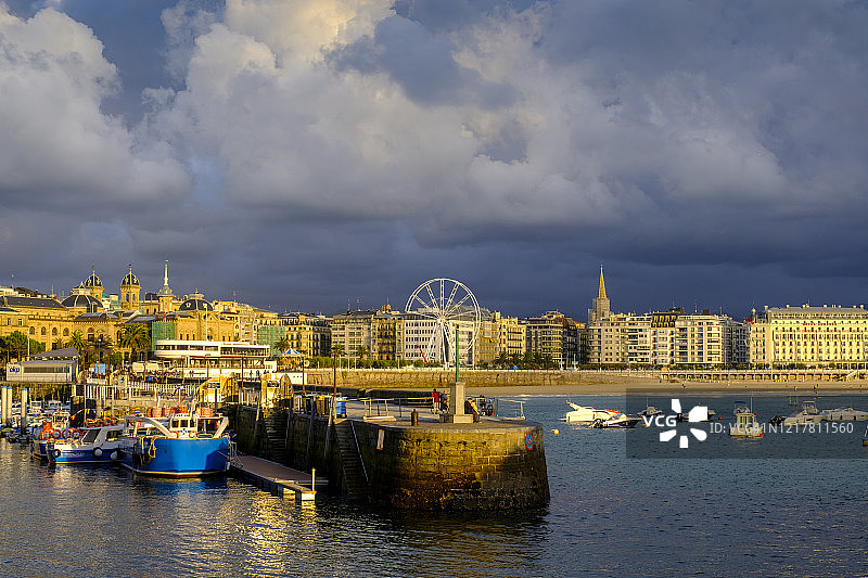 西班牙吉普斯夸圣塞瓦斯蒂安海港上空的暴风云图片素材
