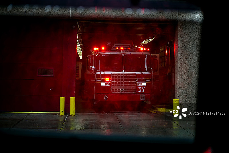 美国纽约市消防车紧急出动图片素材