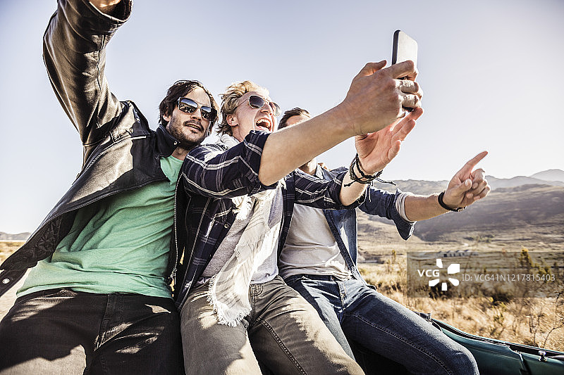 快乐的朋友们在敞篷车里自拍图片素材