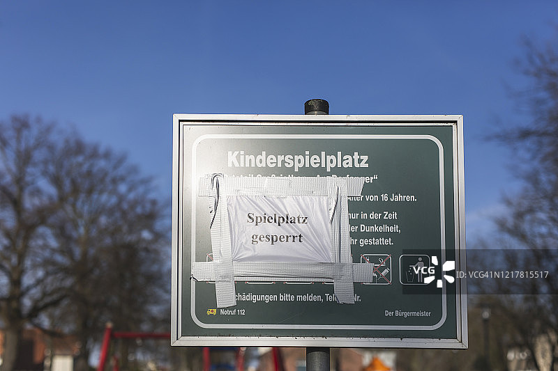 德国勃兰登堡COVID-19疫情期间游乐场关闭告示图片素材