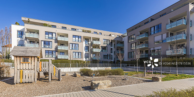 德国巴登-符腾堡州路德维希堡现代郊区空荡的操场图片素材