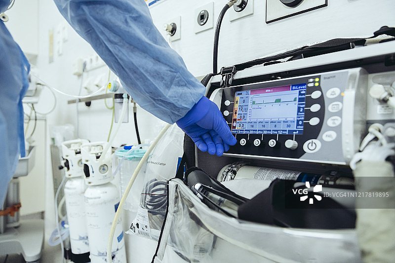 医院急诊室里使用呼吸设备的医生特写图片素材