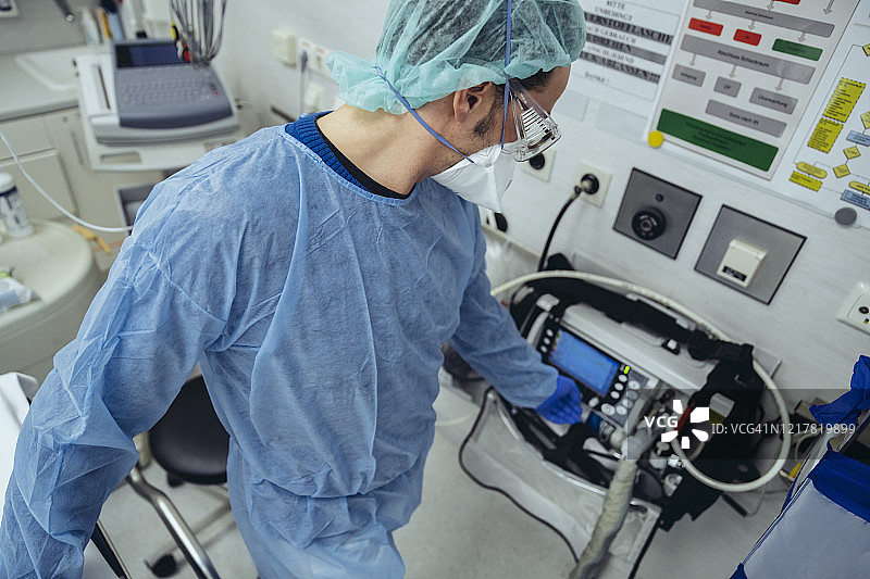 医院急诊室里的医生图片素材