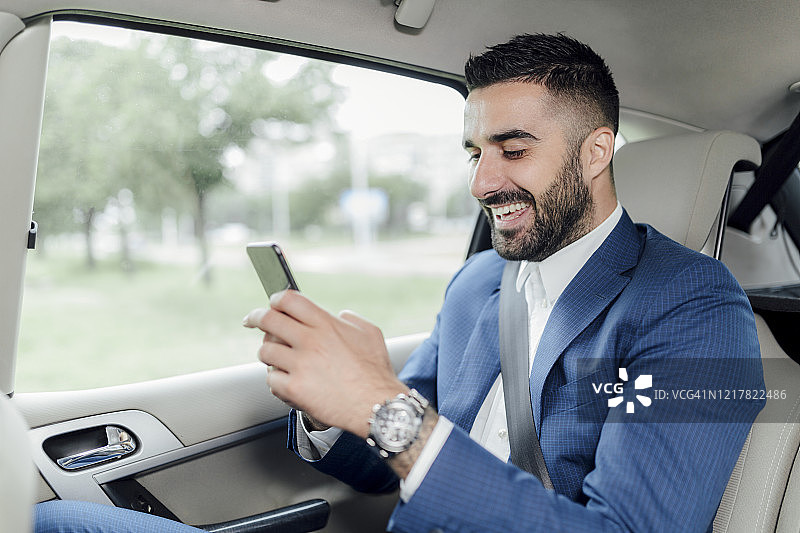 乘车的英俊商人图片素材