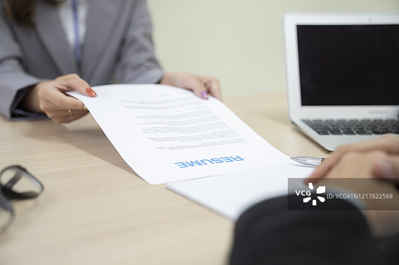 女人手拿着简历准备参加面试图片素材