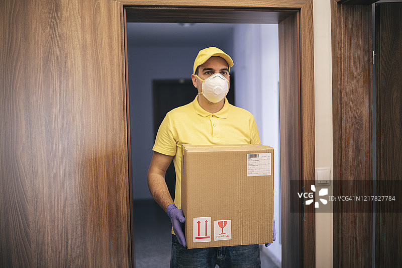 疫情期间男子派送包裹图片素材