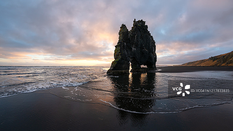 冰岛北部日出时分的犀牛石风光图片素材