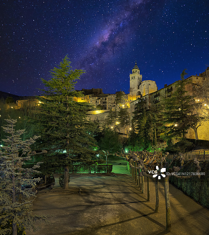 西班牙特鲁埃尔阿尔瓦拉辛夜景图片素材