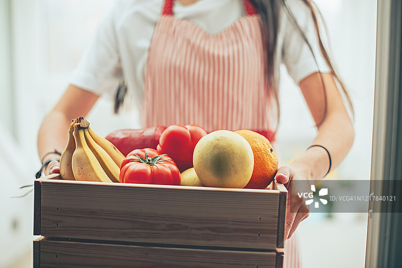女人拿着一盒从商店买来的食品图片素材