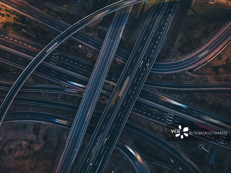 高峰时段的城市交通无人机航拍图片素材