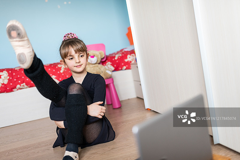 在线舞蹈课程，疫情期间在家上学图片素材