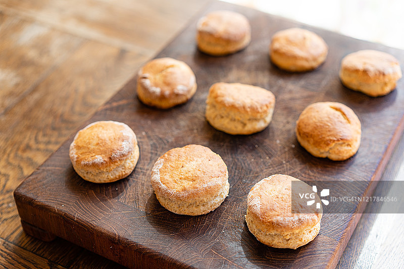 木板上的新鲜烤饼图片素材