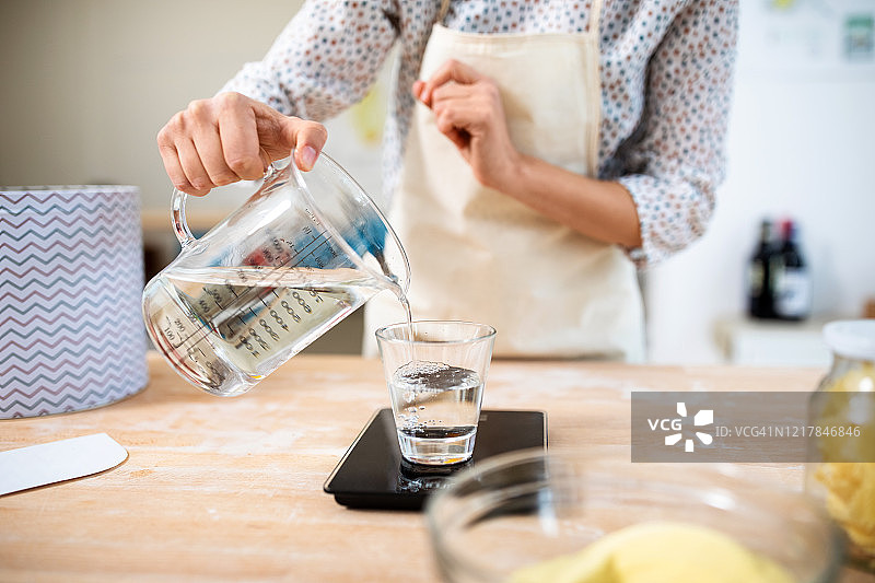 女厨师在厨房做饭的特写图片素材