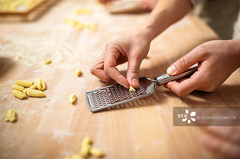 女性在烹饪工作坊学习制作新鲜意大利面图片素材