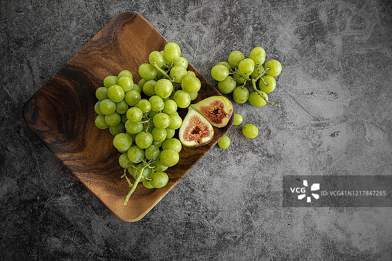 木制托盘上的葡萄和无花果图片素材
