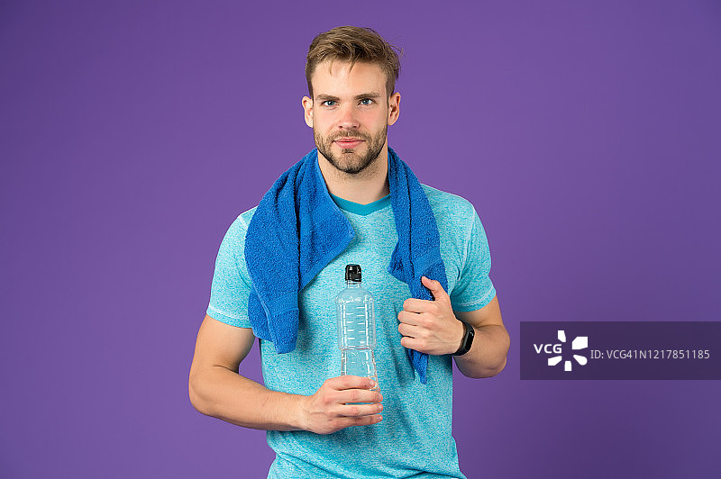 为了更好的生活而运动：口渴的男人，运动后补充水分和维生素图片素材