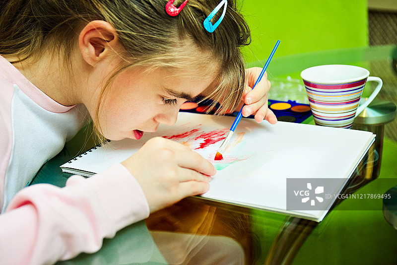 女孩在家画水彩画图片素材