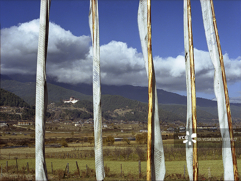 带有祈祷旗的不丹景观图片素材