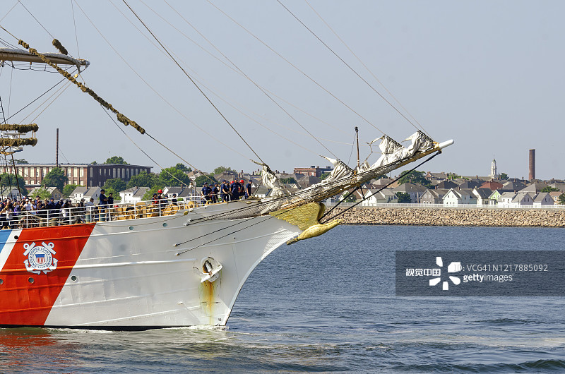 美国海岸警卫队训练艇驶近防风堤图片素材