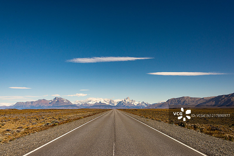 安第斯山脉背景下的高速公路透视景象图片素材