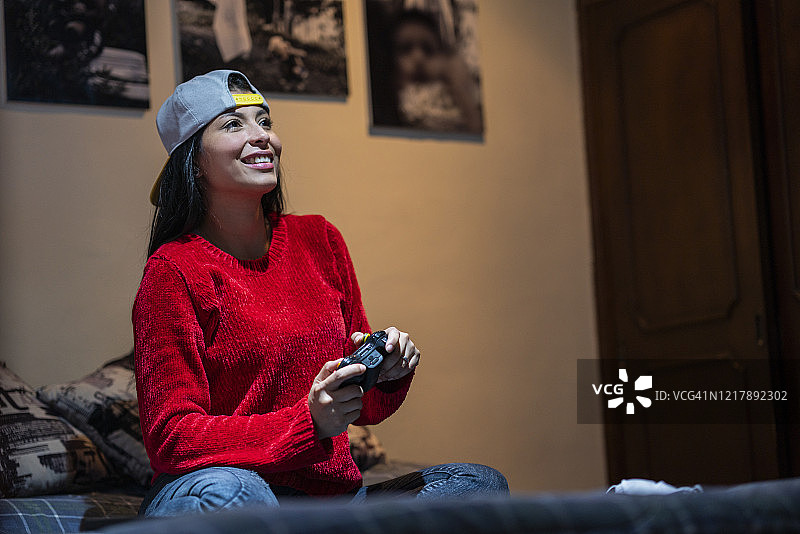 在新冠疫情期间玩游戏机的女人图片素材