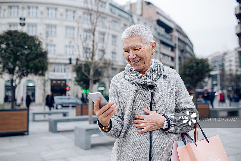 短发女人正在阅读消息图片素材