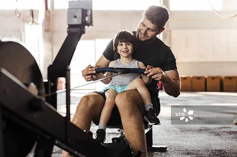 他在健身房最喜欢的运动图片素材