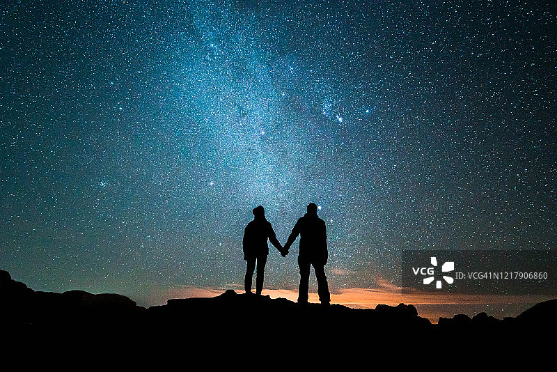 情侣站在银河前的剪影图片素材