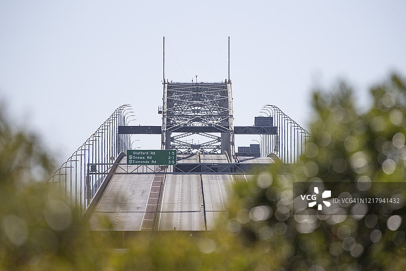 空旷无车的桥梁图片素材