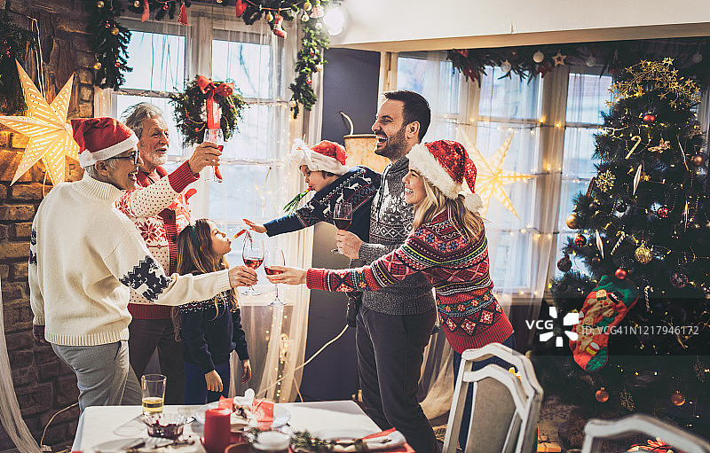 幸福的大家庭在家举办新年派对图片素材