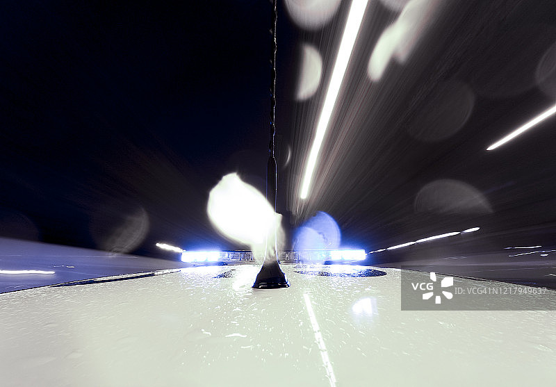 警车车载摄像头在雨天开启警报器图片素材