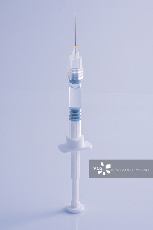 典型的塑料医用注射器，配有可拆卸的不锈钢针头图片素材
