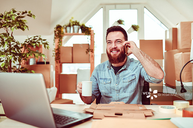 配送办公室文员以咖啡、微笑和电话开始新的一天图片素材