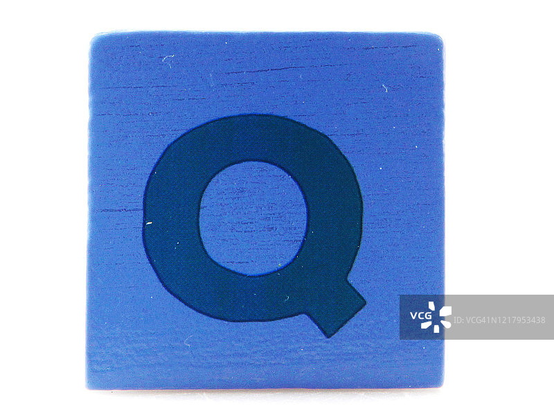 白色背景上的木制字母积木图片素材