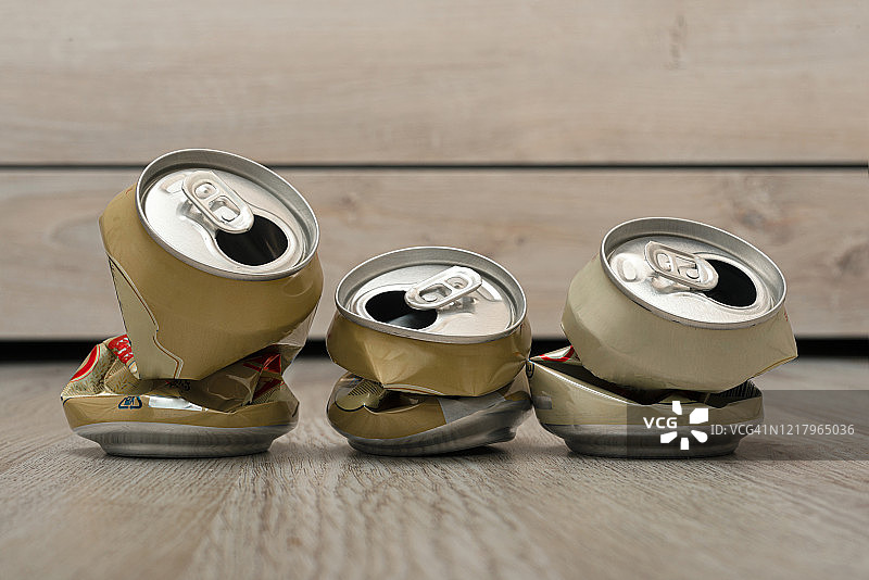 扭曲的啤酒罐图片素材