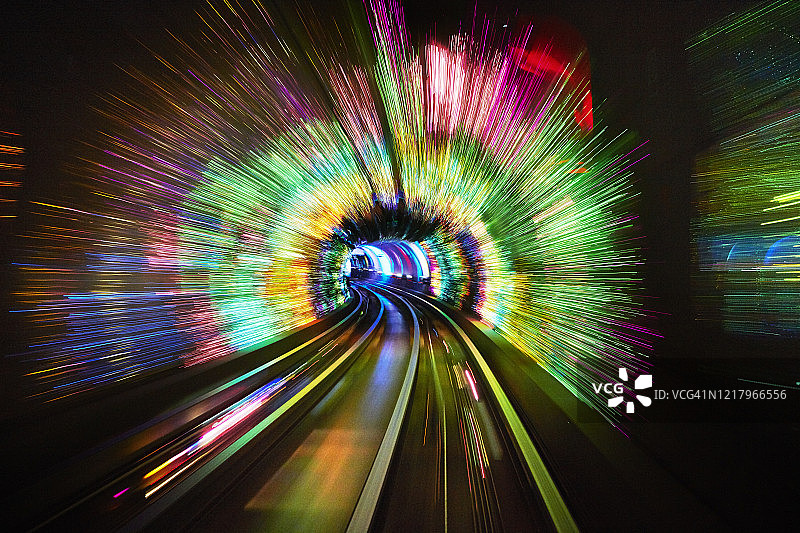 外滩隧道内的灯光轨迹图片素材